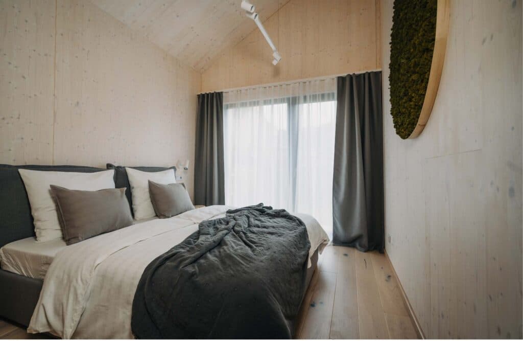 Ložnice s king-size postelí